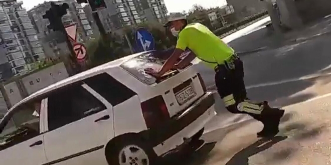 Trafik polisinden alkışlanacak hareket