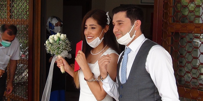Emniyet müdüründen komiser yardımcısı çifte 'kelepçe' hediyesi