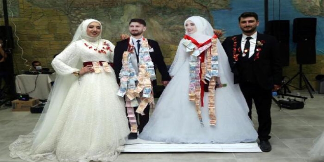 D���nde tak�lar, gelin ve damad�n maketlerine tak�ld�