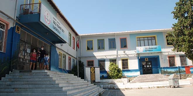 Veliler ��retmen se�imi i�in sabaha kadar n�bet tuttu