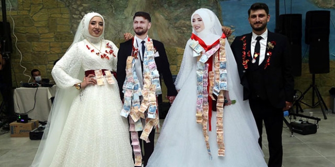 Düğünde takılar, gelin ve damadın maketlerine takıldı