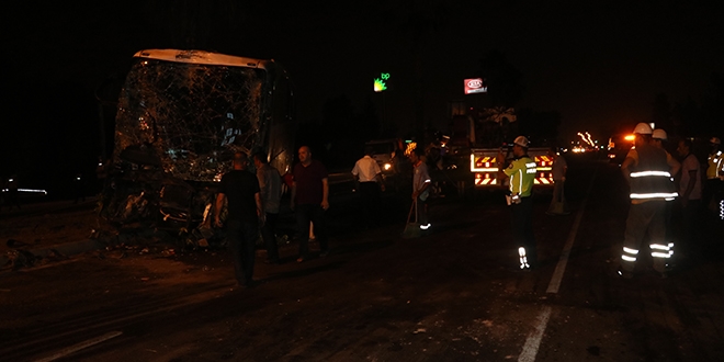 Adana'da yolcu otobüsü traktör ve minibüse çarptı: 8 yaralı
