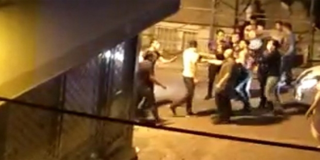 Yol verme kavgasında sokak savaş alanına döndü... İşte o anlar