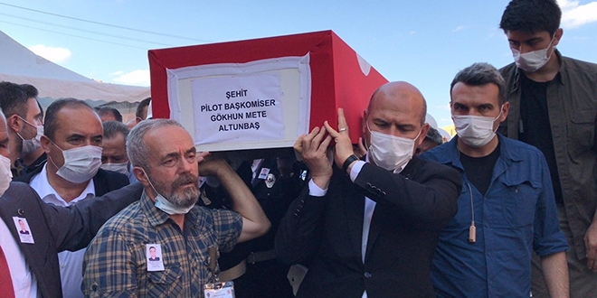 ��i�leri Bakan� Soylu, �ehit tabutuna omuz verdi