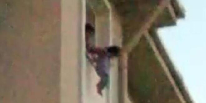 Çocuğunu sarkıtıp 'atayım mı' diye bağırdı