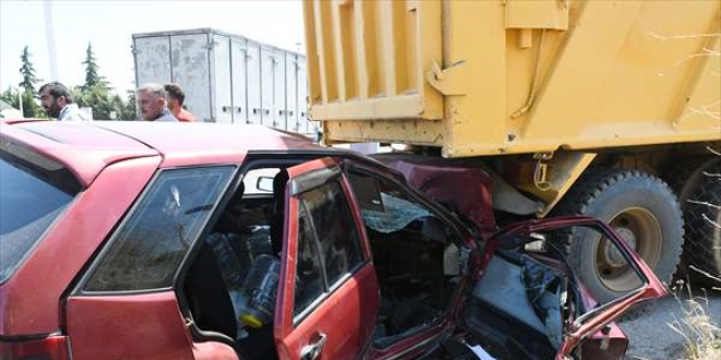 Manisa'da kamyona arpan otomobildeki 2 kii yaraland