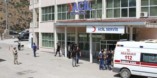 Hakkari'de askeri aracın geçişi sırasında patlama: 3 yaralı
