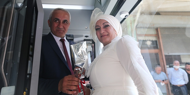 Şoför çift belediye otobüsünü gelin arabası yaptı