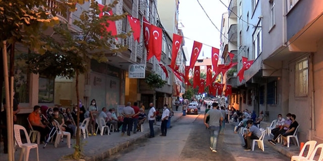 Şehit polisin evinin bulunduğu sokağa Türk Bayrağı asıldı