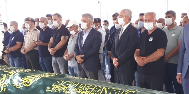 Kazada hayatını kaybeden öğretmen ve ailesi toprağa verildi