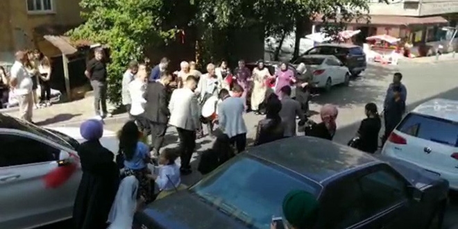 Maskesiz ve sosyal mesafesiz düğün kamerada