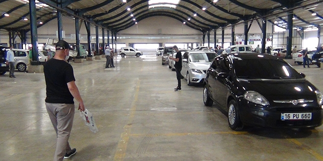 İkinci el oto pazarı açıldı, alıcı bakmakla yetindi