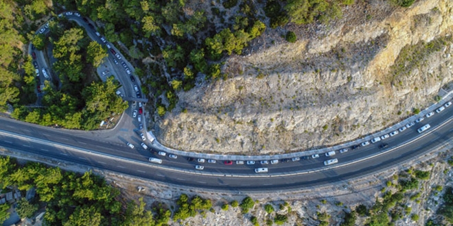 2 kilometrelik piknik kuyruğu... 1 saatte 300 araç girdi