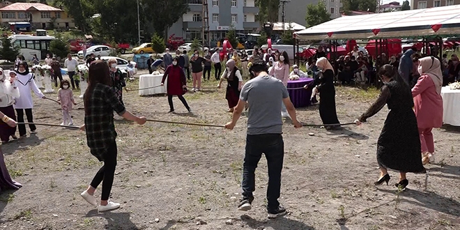 Bu görüntüler de Ardahan'dan... Sosyal mesafeli halay
