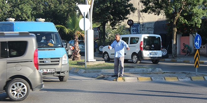Trafik yoğunlaşınca cebindeki düdüğü çıkarıp trafik polisliğine soyundu