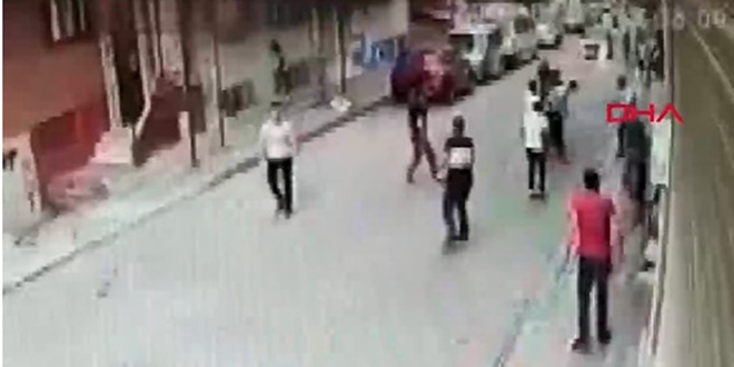 Oğluna saldıran 9 kişiyi ateş ederek kovaladı
