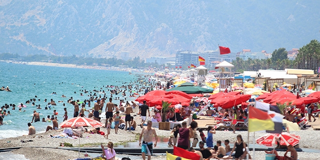 Antalya sahillerinde maskesiz, sosyal mesafesiz serinlik