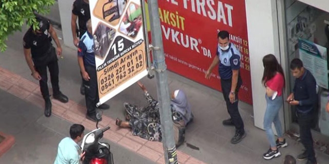 Dilenci, zab�tay� g�r�nce kendisini yere b�rakt�