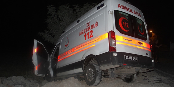 Elaz��'da ambulans ile pikap �arp��t�: 5 yaral�