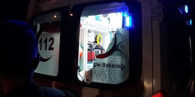 Bıçakla yaralanan kişi sağlık görevlilerine saldırıp, ambulansın camlarını kırdı