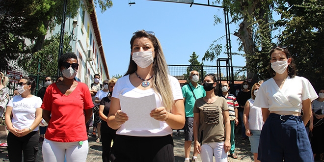 Velilerin öğretmen seçimi için sıra beklediği okulun müdürü açığa alındı