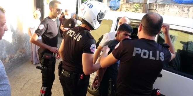 Adyaman'da mendil satan iki karde polislere saldrd