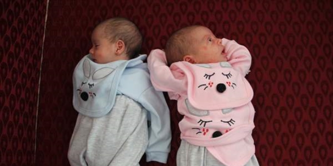 Suriyeli aile ikiz k�zlar�na 'Aya' ve 'Sofya' ad�n� verdi