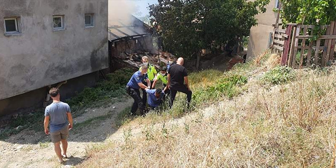 Kendi evini yaktı, söndürmek isteyen itfaiyeye balta ile saldırdı