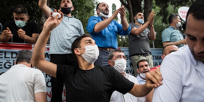 Pazarcılar belediyeyi yumurta yağmuruna tuttu