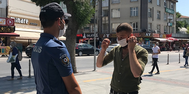 Polisi gören maskesini taktı