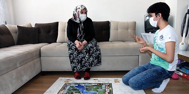 LGS birincisi, ders aralarında anneannesi ile oyun oynayarak motive oldu
