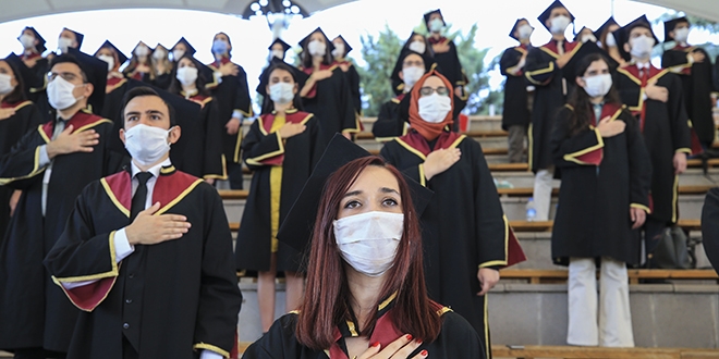 AÜ Tıp Fakültesi öğrencileri Kovid-19 tedbirleriyle mezun oldu