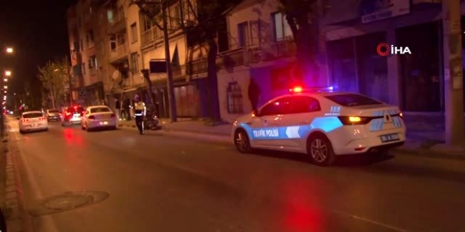 İzmir'de trafik kazası: 1'i polis 2 yaralı