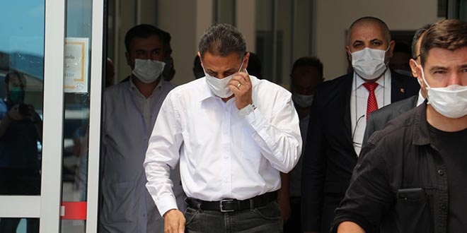 Kaza geçiren Vali: Arkada otursanız bile kemer takın
