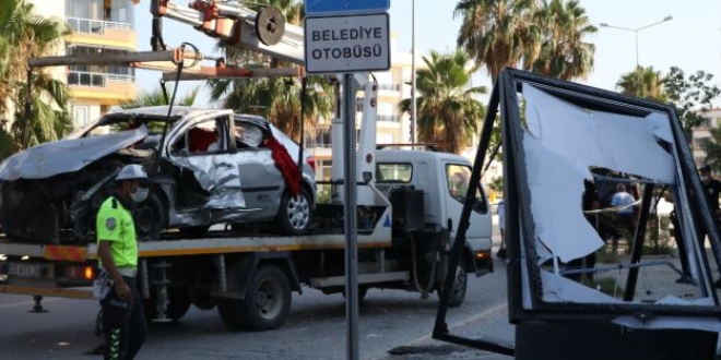 Mersin'de takla atan otomobildeki 4 polis yaraland