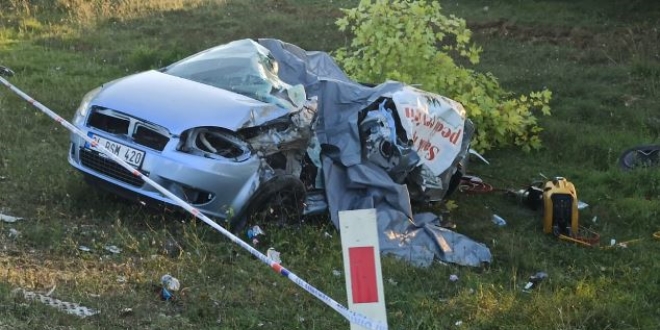 Kocaeli'de otomobille kamyon �arp��t�: 5 �l�, 1 yaral�