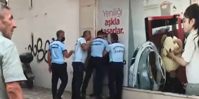 Seyyar satıcıyı darp eden zabıtalara soruşturma açıldı