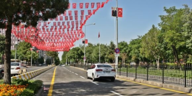 Diyarbakr Valilii'nin bulunduu cadde 4 yl sonra trafie ald