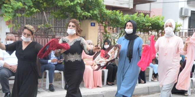 Mersin'de sağlık çalışanından 'örnek düğün'