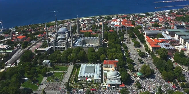 Ayasofya'da namaz kılma alanları doldu, girişler durduruldu