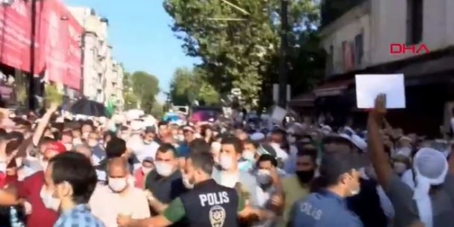 Polis bariyerini y�kan kalabal�k Ayasofya Camii'ne do�ru ko�tu