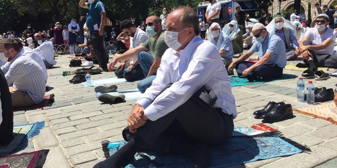 Muharrem İnce, namazını Sultanahmet Meydanı'nda kıldı