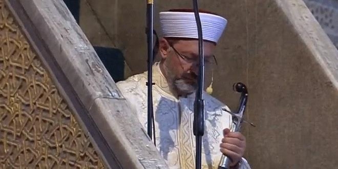Ali Erbaş, Ayasofya'da hutbeyi elinde kılıçla okudu