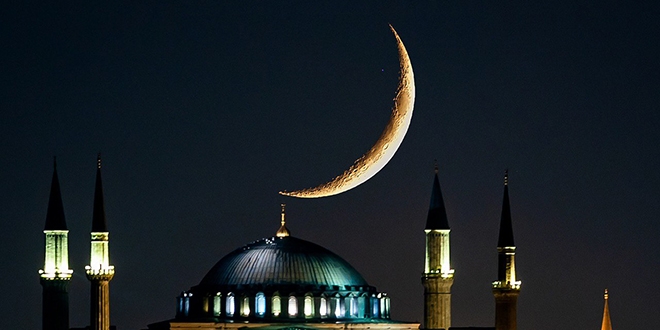 Ayasofya Camii ile hilalin buluştuğu kareler mest etti