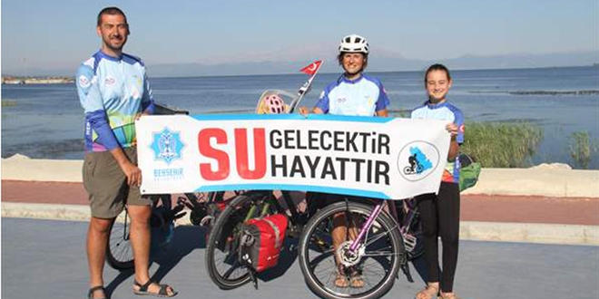 Matematik öğretmeni çift, azalan su kaynaklarına dikkat çekmek için pedal çeviriyor