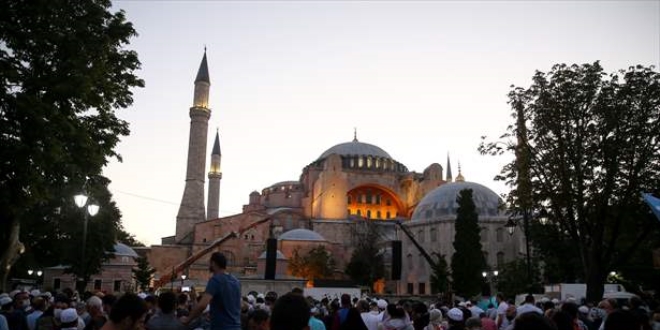 Ayasofya-i Kebir Cami-i Şerifi'nde ilk sabah namazı kılındı