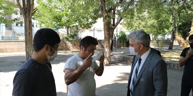 Vali, parkta maskesiz oturanları uyardı