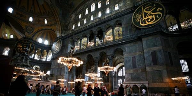 Ayasofya-i Kebir Cami-i �erifi'ne ziyaretler s�r�yor