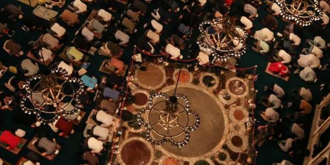 Ayasofya-i Kebir Camiinde imparatorlar�n tac giyme alan�na hal� serilmedi