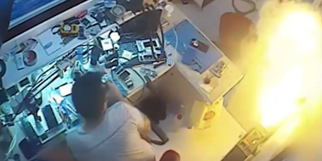 Cep telefonu bataryası bomba gibi patladı